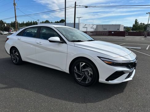 Used 2025 Hyundai Elantra SEL FWD image 8