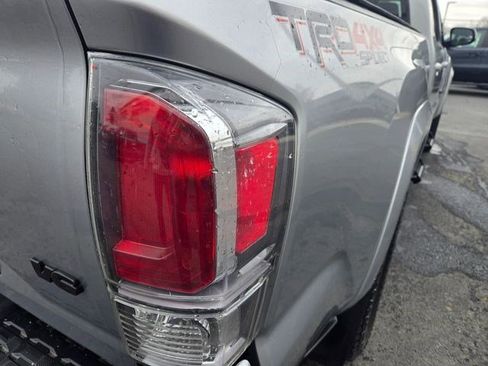 Used 2022 Toyota Tacoma TRD Sport image 6