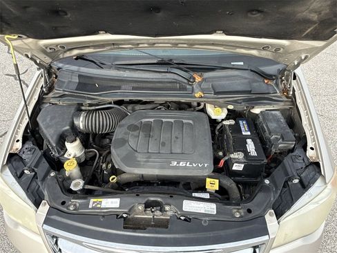 Used 2013 Chrysler Town & Country Touring image 18