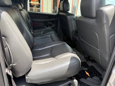 Used 2004 Chevrolet Avalanche 2500 w/ Preferred Equipment Group AWD/4WD image 15