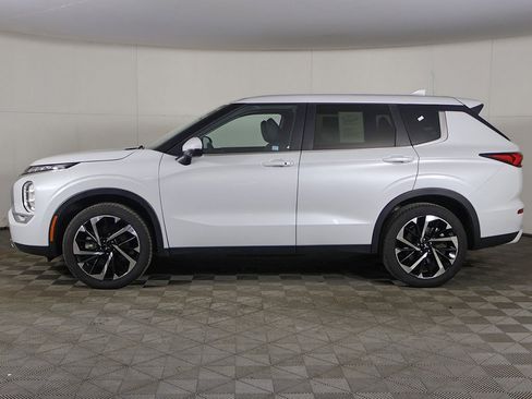 Used 2024 Mitsubishi Outlander SE image 17