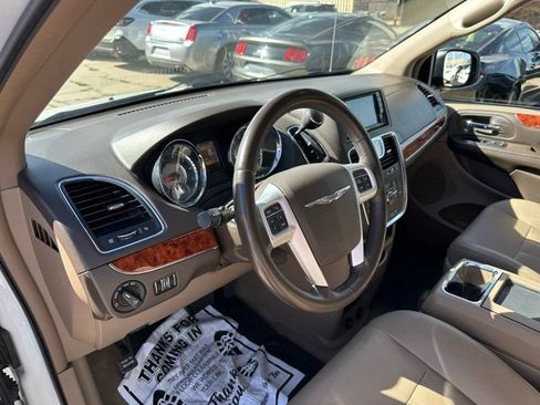 Used 2016 Chrysler Town & Country Touring FWD image 18