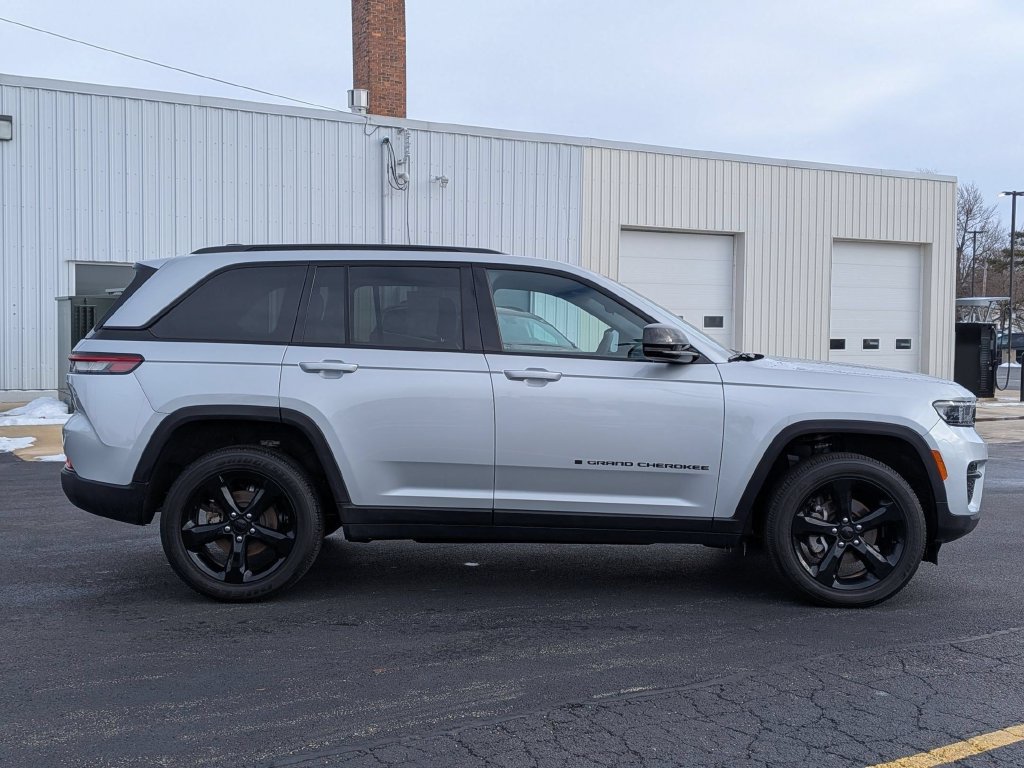 Used 2024 Jeep Grand Cherokee Altitude AWD/4WD image 8