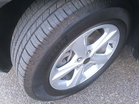 Used 2023 Ford Edge SE image 18