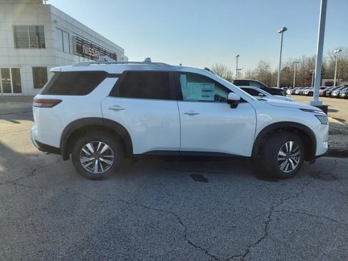 Certified 2025 Nissan Pathfinder SL AWD/4WD image 2