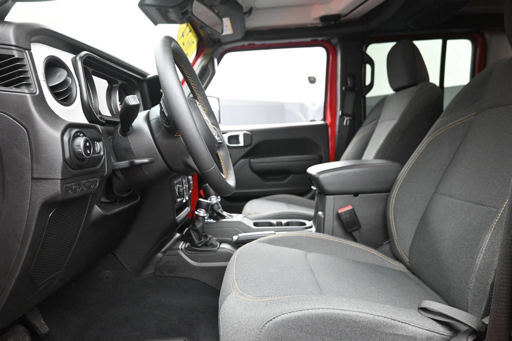 Used 2024 Jeep Gladiator Sport AWD/4WD image 16