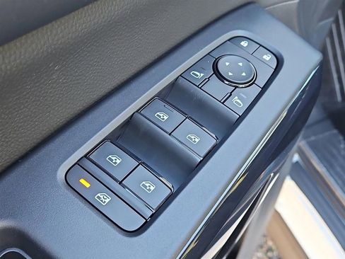 New 2025 Nissan Pathfinder SV w/ Black Appearance Package image 9