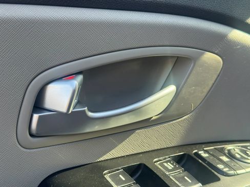 Used 2017 Kia Sedona LX w/ LX Essentials Premium Package FWD image 11