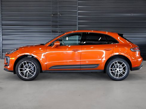 Certified 2022 Porsche Macan AWD/4WD image 2