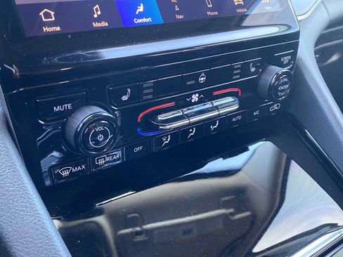 Certified 2023 Jeep Grand Cherokee Limited w/ Black Appearance Package image 27