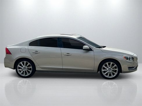 Used 2018 Volvo S60 T5 Inscription Platinum image 4