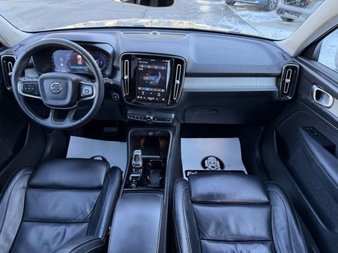 Used 2023 Volvo XC40 B5 Plus image 23