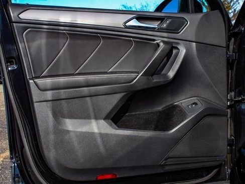 Used 2022 Volkswagen Tiguan SE w/ Panoramic Sunroof Package image 8