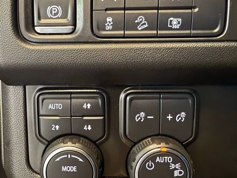 Used 2024 Chevrolet Suburban Z71 w/ Luxury Package image 40