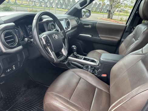 Used 2016 Toyota Tacoma Limited w/ Towing Package image 9