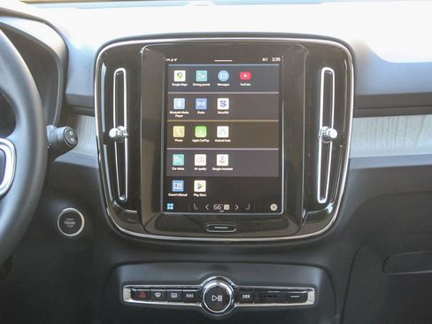 Used 2025 Volvo XC40 B5 Plus image 14