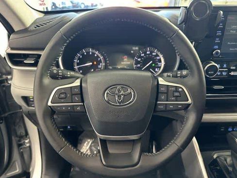 Used 2022 Toyota Highlander XLE image 15