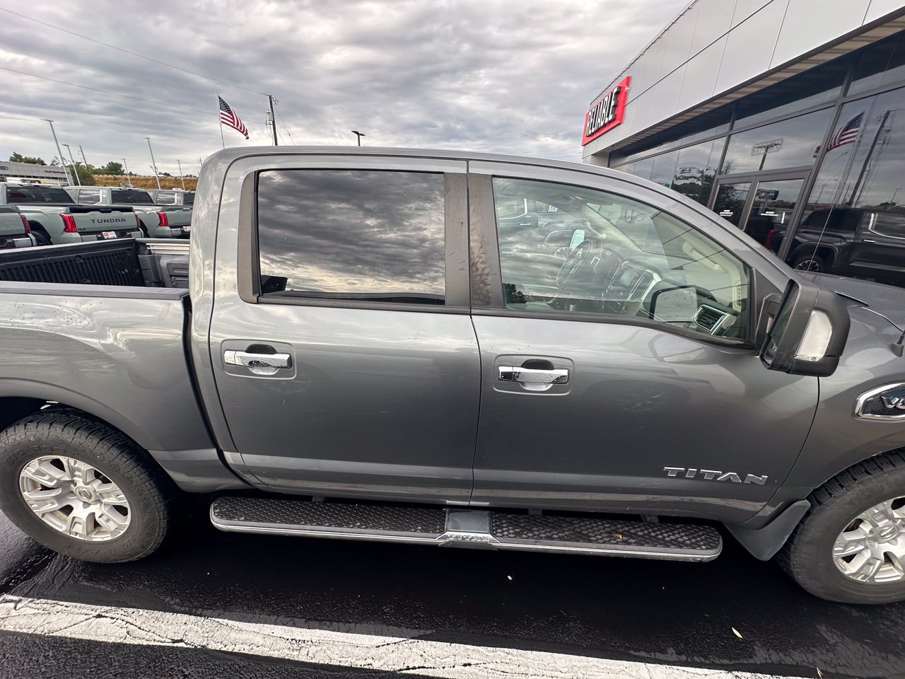 Used 2017 Nissan Titan SV AWD/4WD image 2