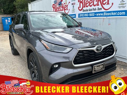 Used 2023 Toyota Highlander LE image 1
