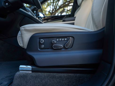 Used 2023 Bentley Bentayga Extended Wheelbase image 18