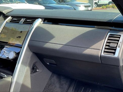 Used 2025 Land Rover Discovery S image 19