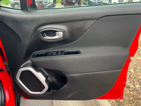 Used 2019 Jeep Renegade Latitude w/ Cold Weather Group image 26