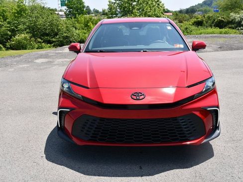 Used 2025 Toyota Camry SE image 2