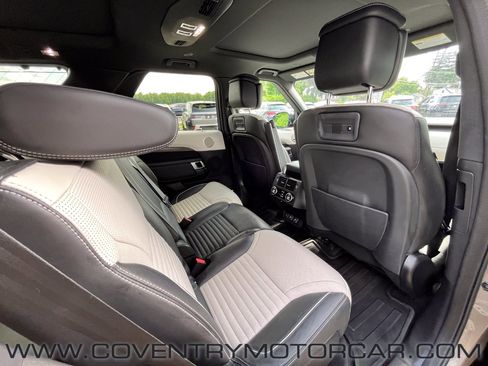Used 2023 Land Rover Discovery Metropolitan Edition AWD/4WD image 38