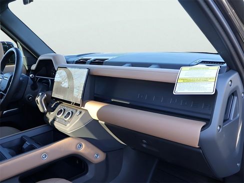 New 2026 Land Rover Defender 130 X-Dynamic SE image 9