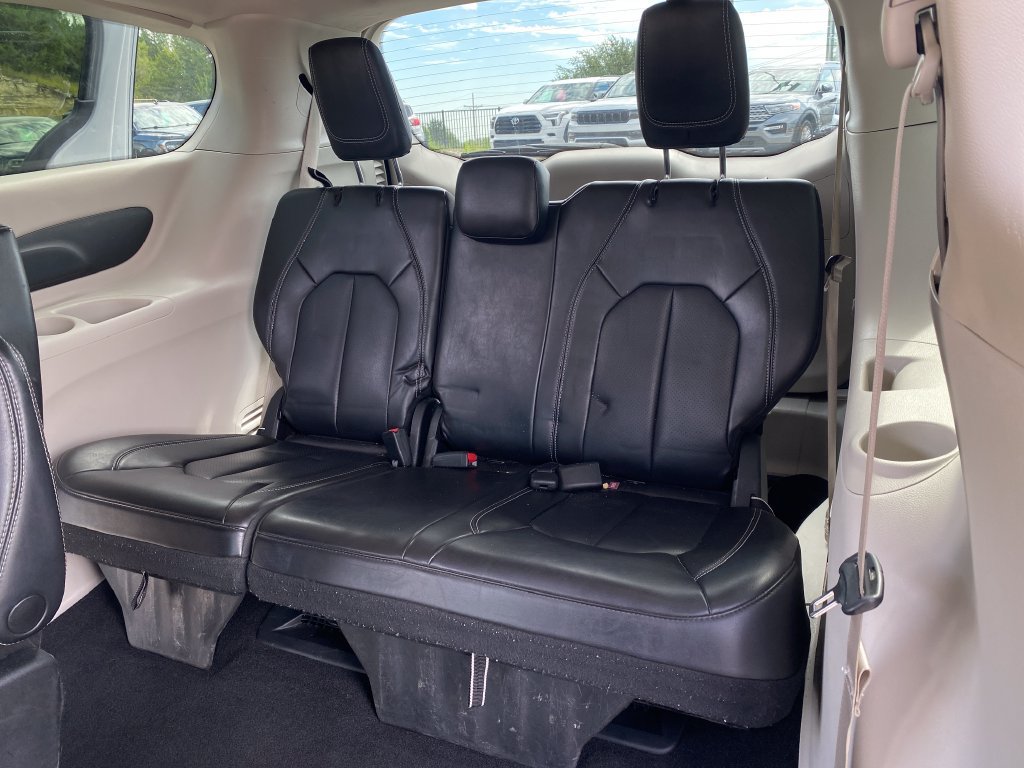 Used 2023 Chrysler Pacifica Touring-L FWD image 36