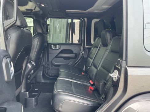 Used 2018 Jeep Wrangler Unlimited Sahara AWD/4WD image 12