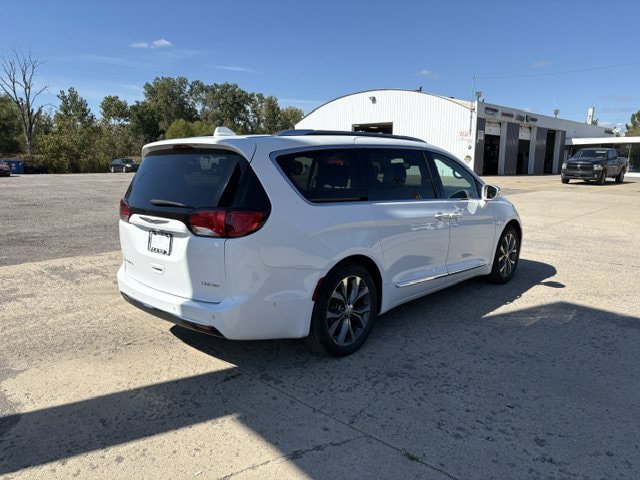 Used 2020 Chrysler Pacifica Limited w/ Tire & Wheel Group FWD image 4