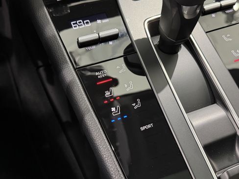 Certified 2025 Porsche Macan image 38