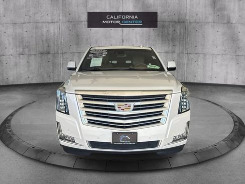 Used 2018 Cadillac Escalade Platinum AWD/4WD image 2