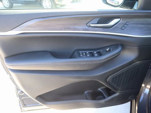 New 2025 Jeep Grand Cherokee Limited image 17