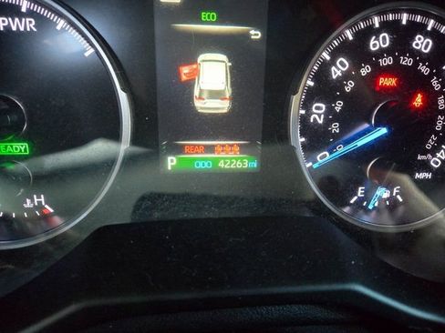 Used 2022 Toyota RAV4 LE image 3