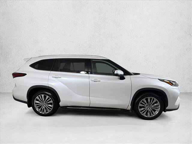 Used 2024 Toyota Highlander Platinum FWD image 4