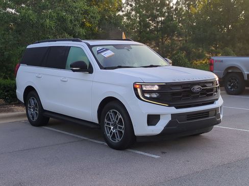 Certified 2025 Ford Expedition Active AWD/4WD image 2