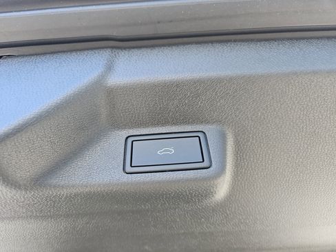 Used 2025 Volkswagen ID. Buzz 1st Edition image 7