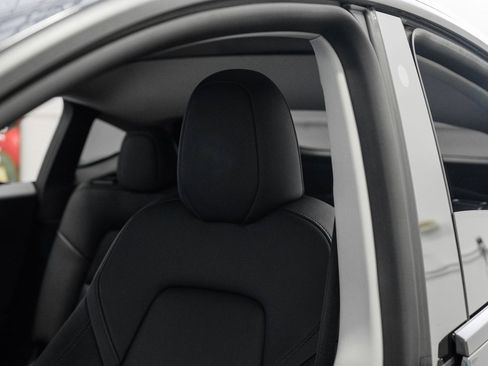 Used 2022 Tesla Model Y Long Range image 35