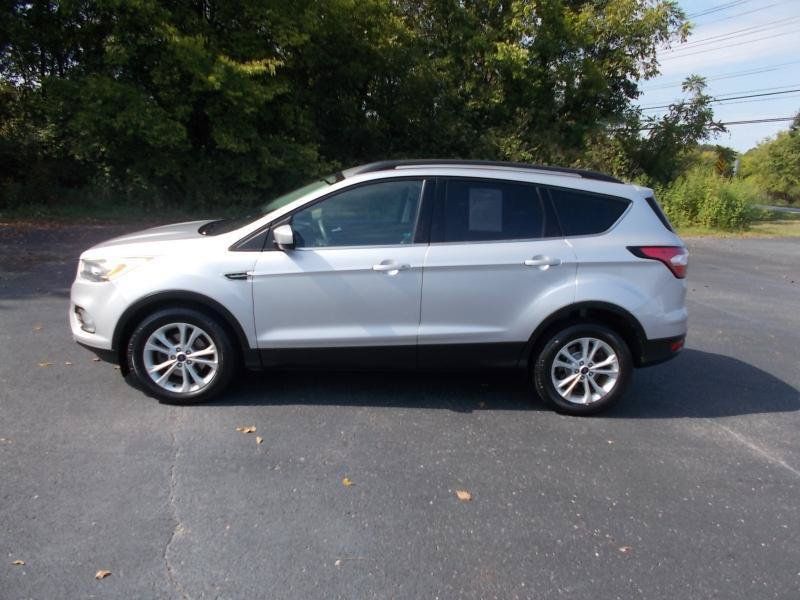 Used 2017 Ford Escape SE w/ Equipment Group 201A FWD image 3