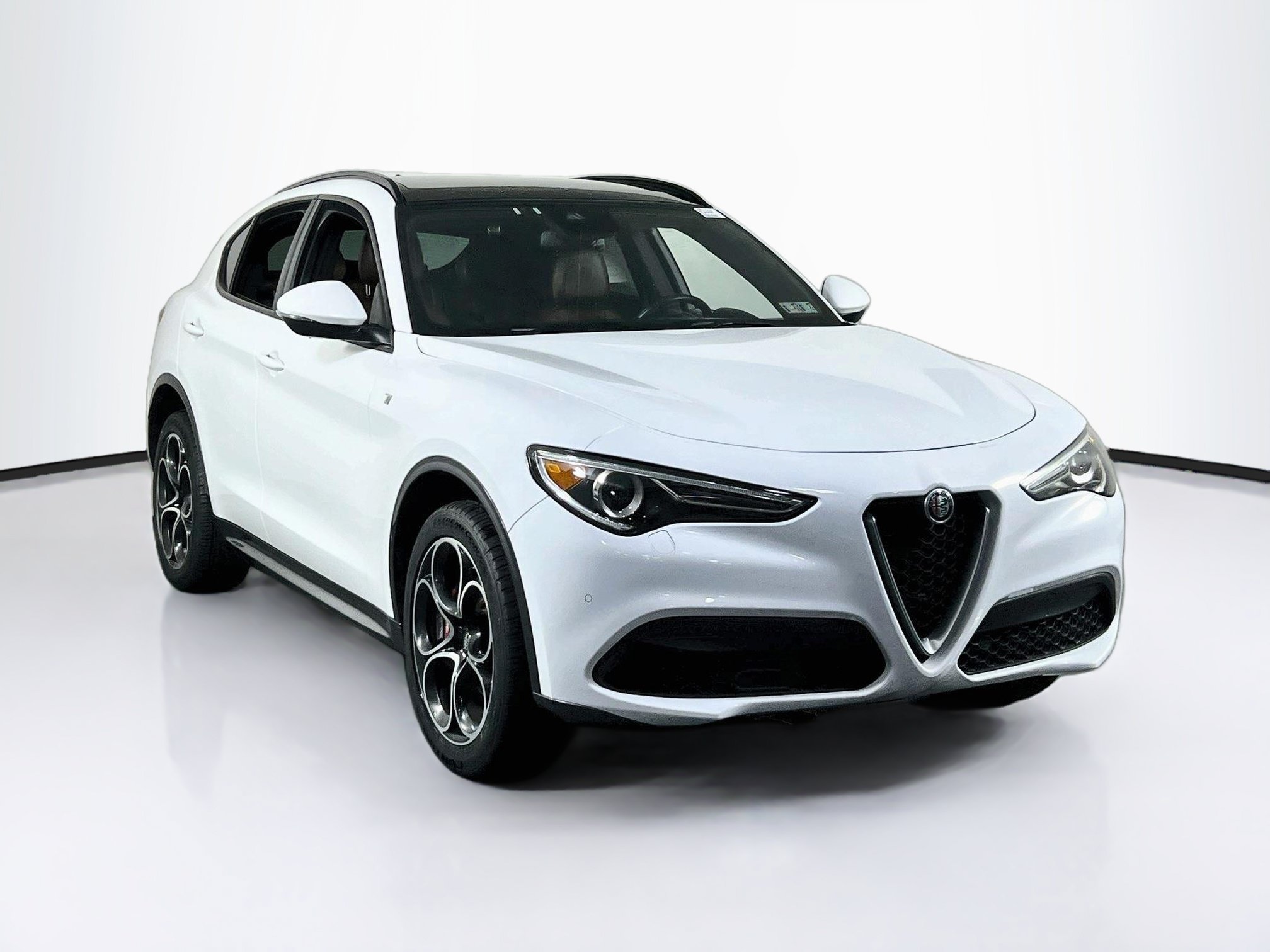 Used 2022 Alfa Romeo Stelvio Ti AWD/4WD image 3