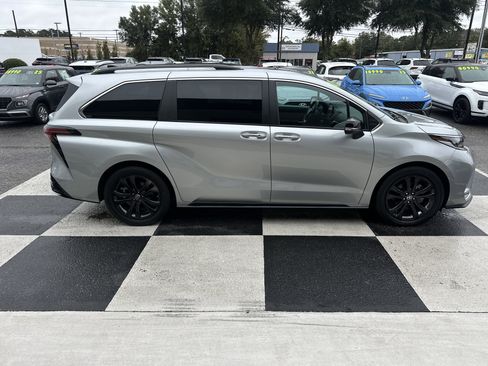 Used 2023 Toyota Sienna XSE image 3