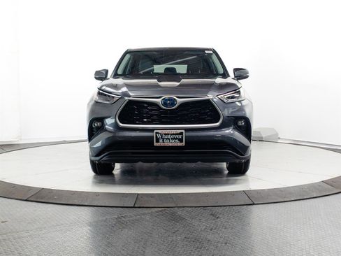 Used 2021 Toyota Highlander LE image 2