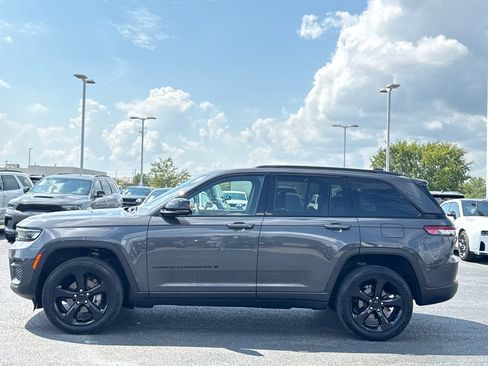 Used 2023 Jeep Grand Cherokee Altitude AWD/4WD image 6