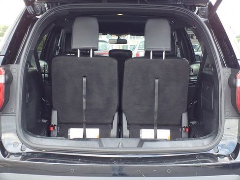 Used 2017 Ford Explorer XLT w/ Equipment Group 202A AWD/4WD image 8