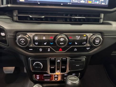 Used 2024 Jeep Gladiator Rubicon w/ Convenience Group AWD/4WD image 3