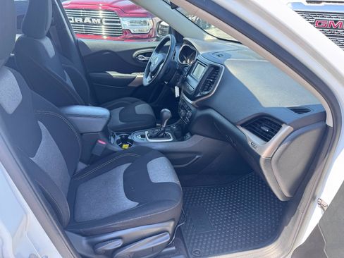 Used 2018 Jeep Cherokee Latitude w/ Cold Weather Group AWD/4WD image 16