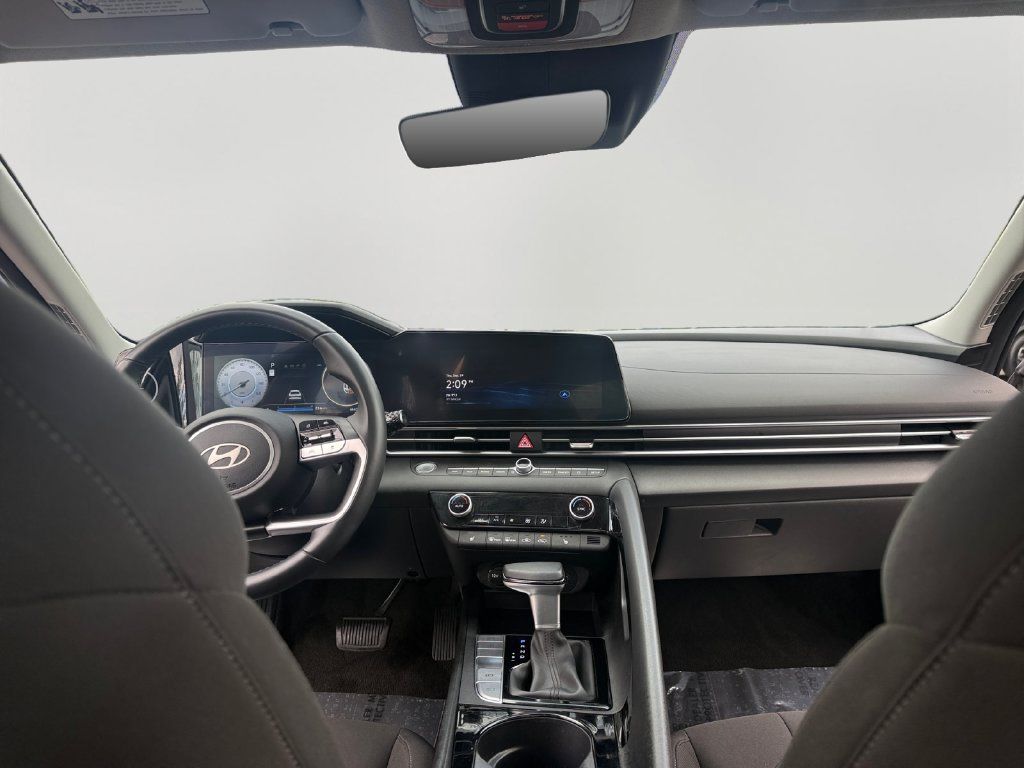 Used 2025 Hyundai Elantra SEL FWD image 10