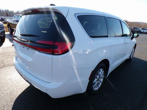 Used 2024 Chrysler Pacifica Touring-L image 4